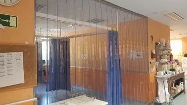 Instalaciones de puertas en hospital